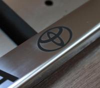 Антивандальная рамка Toyota из нержавеющей стали