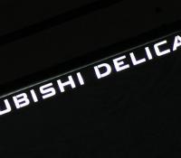 LED авторамка Mitsubishi Delica D5 из нержавеющей стали со светящейся надписью
