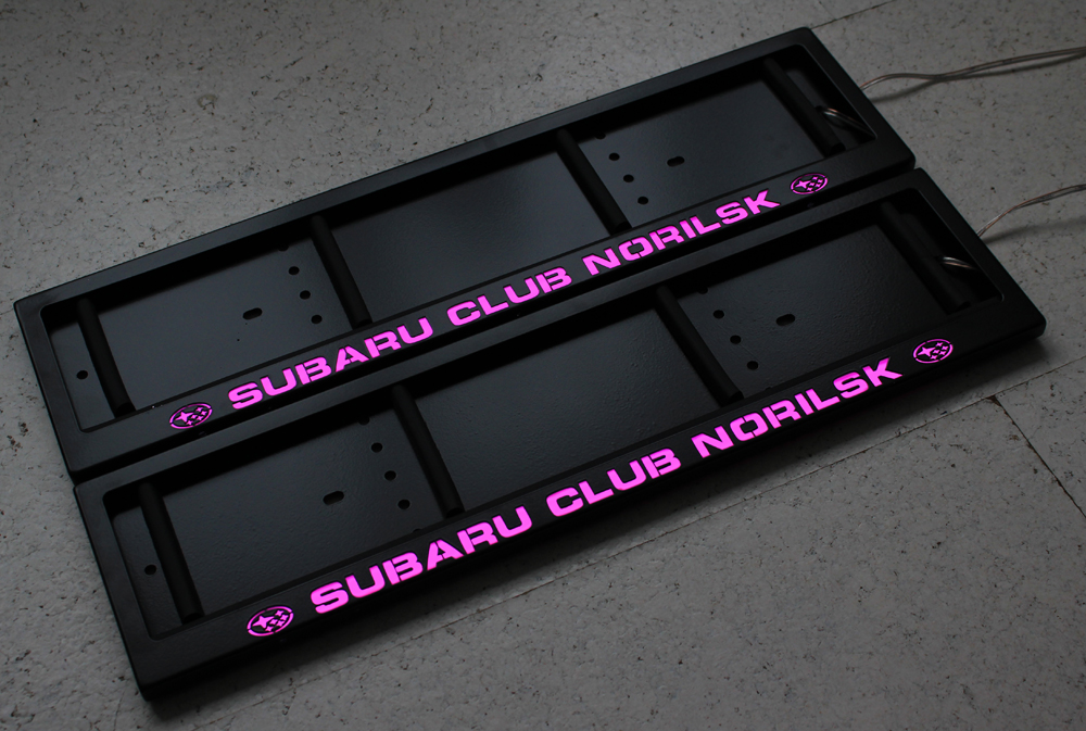 Черная рамка Субару Клуб Норильск (Subaru Club Norilsk) со светящейся надписью