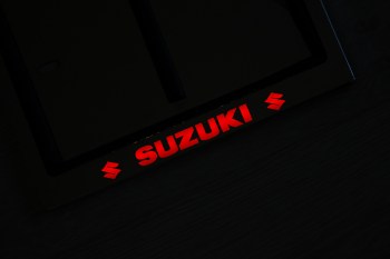 Светящаяся рамка для номера мотоцикла SUZUKI из нержавеющей стали