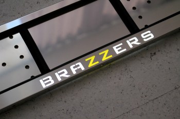 Светящаяся рамка BRAZZERS (Браззерс ) из нержавеющей стали со светящейся надписью
