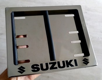 Номерная рамка мотоцикла Suzuki под новый ГОСТ из нержавейки