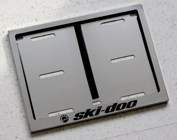 Номерная рамка снегохода Ski-Doo с надписью из нержавеющей стали