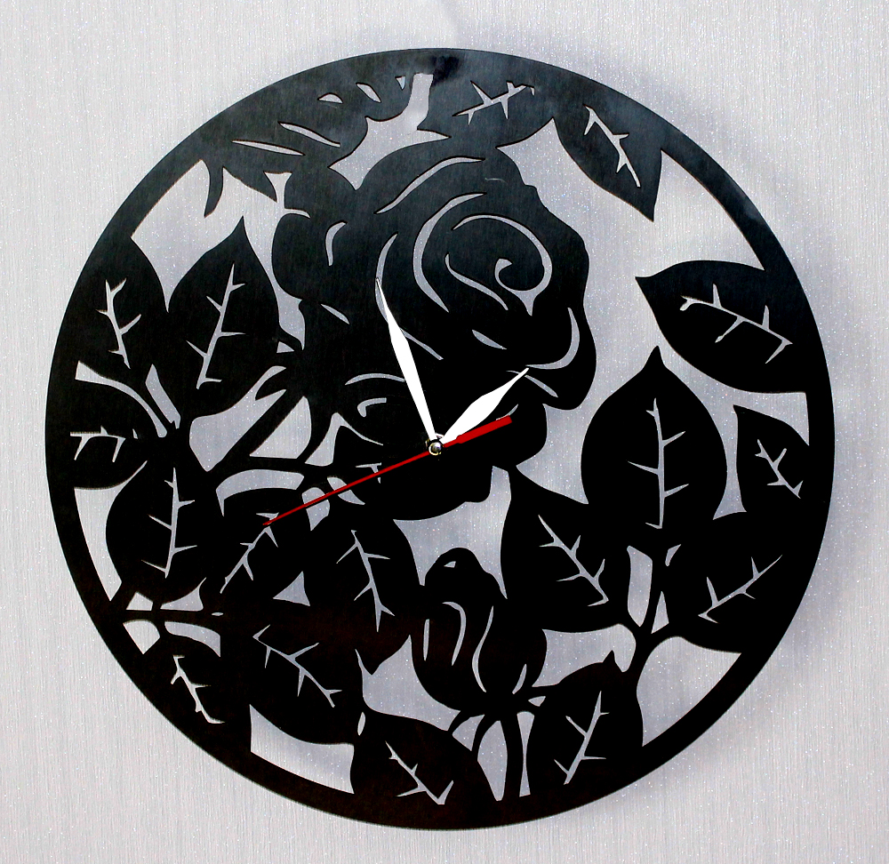Часы Розы из черного металла