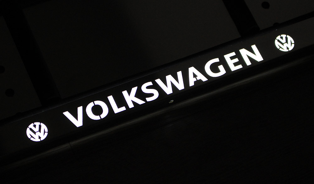 Номерная LED рамка Volkswagen (Фольцваген) из нержавеющей стали со светящейся надписью