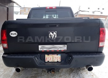 Черная рамка DODGE со светящейся надписью