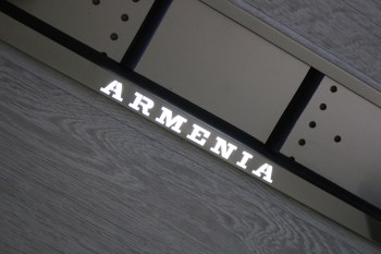 Светящаяся рамка для номера Armenia из нержавеющей стали со светящейся надписью