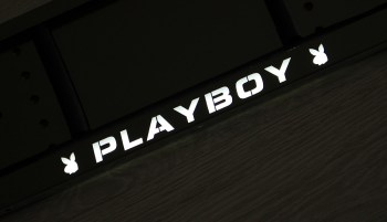 Авто рамка PLAYBOY из нержавеющей стали со светящейся надписью