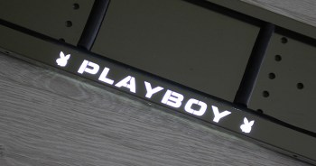 Светящаяся номерная рамка PLAYBOY из нержавеющей стали