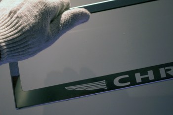 Рамка номера Chrysler (Крайслер) из нержавеющей стали со светящейся надписью