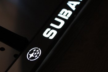 Светящаяся рамка Subaru (Субару) из нержавеющей стали со светящейся надписью