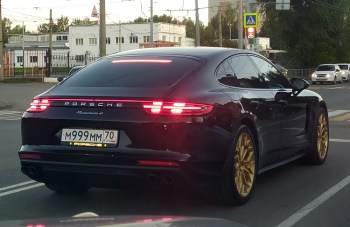 LED номерная рамка Porsche с подсветкой надписи черная пластиковая