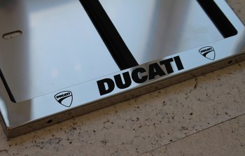 Мото рамка для номера с надписью DUCATI Дукати из нержавеющей стали