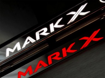 Квадратная светящаяся номерная рамка Mark X из нержавеющей стали с подсветкой надписи