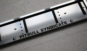 Номерная рамка с надписью PITBULL SYNDICATE из нержавеющей стали