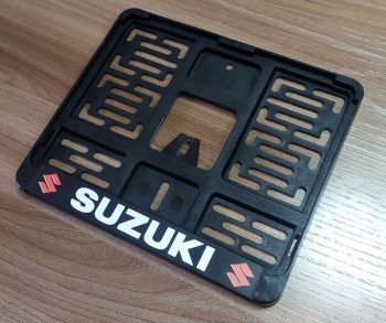 Рамка для номера мотоцикла SUZUKI нового образца пластиковая 190х145 мм