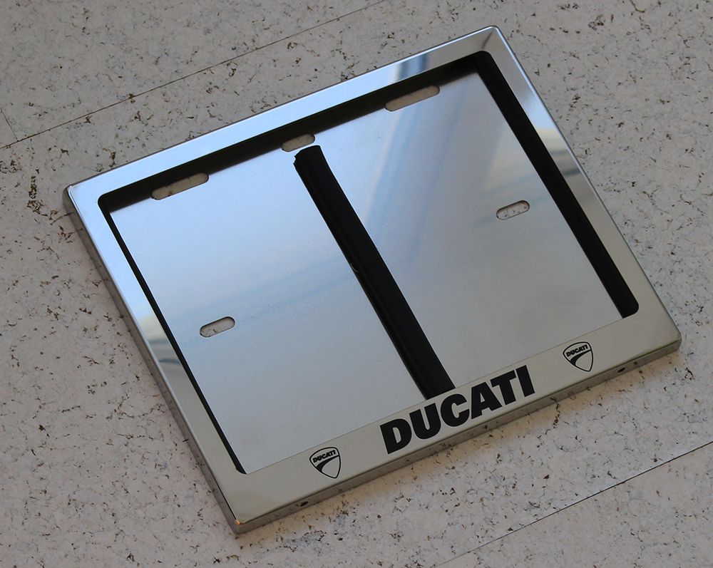 Номерная мото рамка для номера с надписью DUCATI Дукати из нержавеющей стали