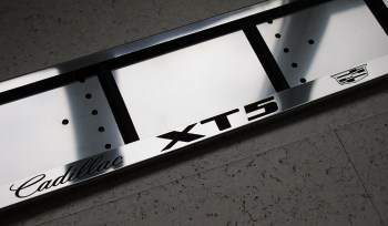 Номерная рамка Cadillac XT5 Кадиллак из нержавеющей стали с логотипом